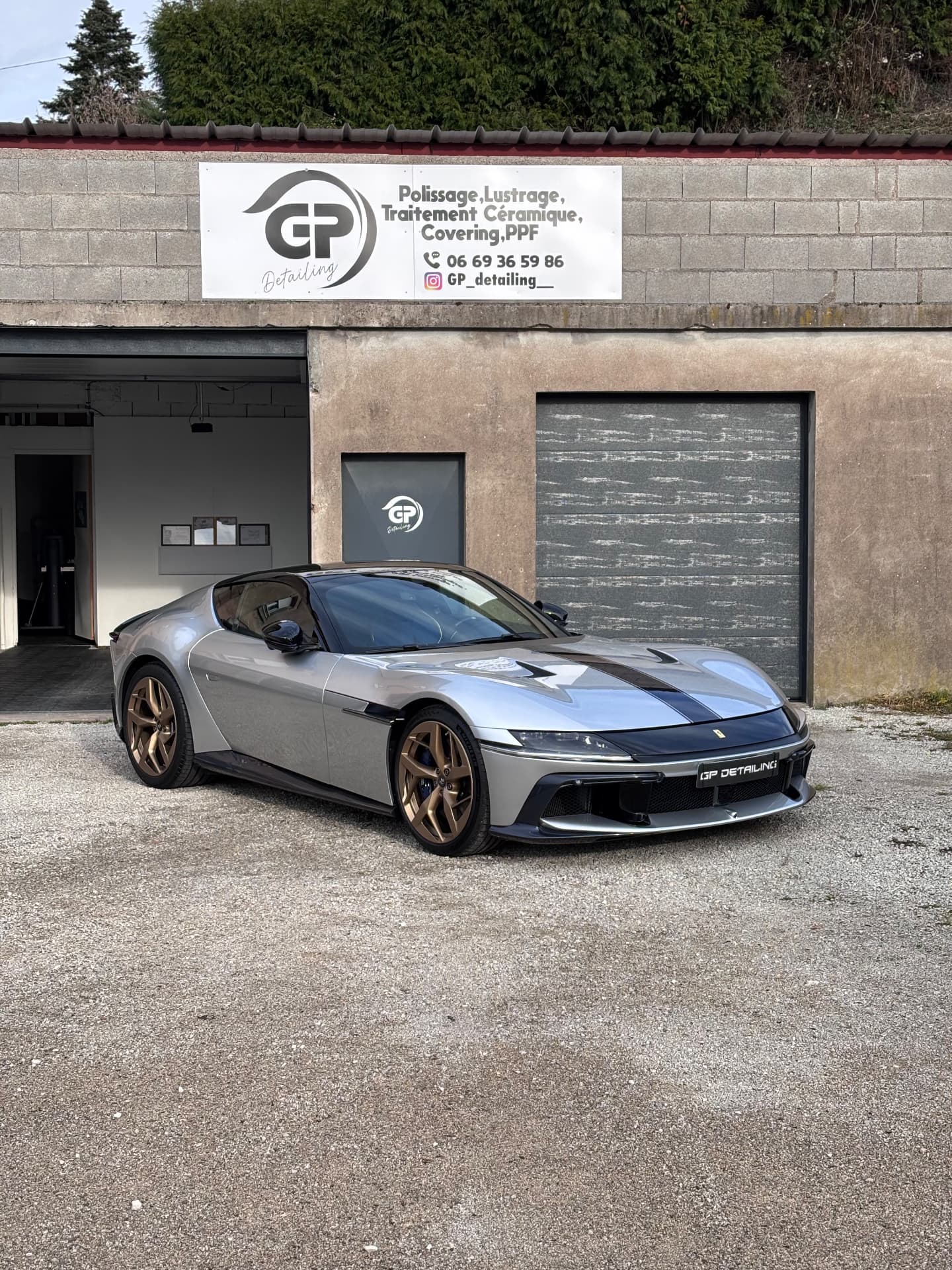 Ferrari 12Cilindri devant l'atelier GP Detailing à Loulans-Verchamp