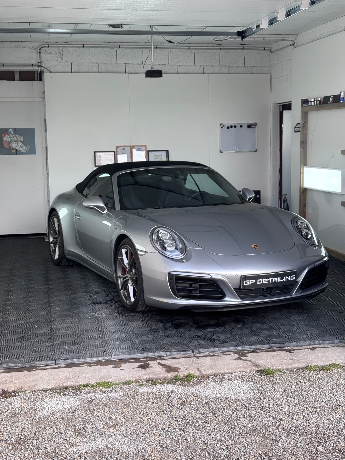 Porsche 911 Carrera S cabriolet gris argent après polissage