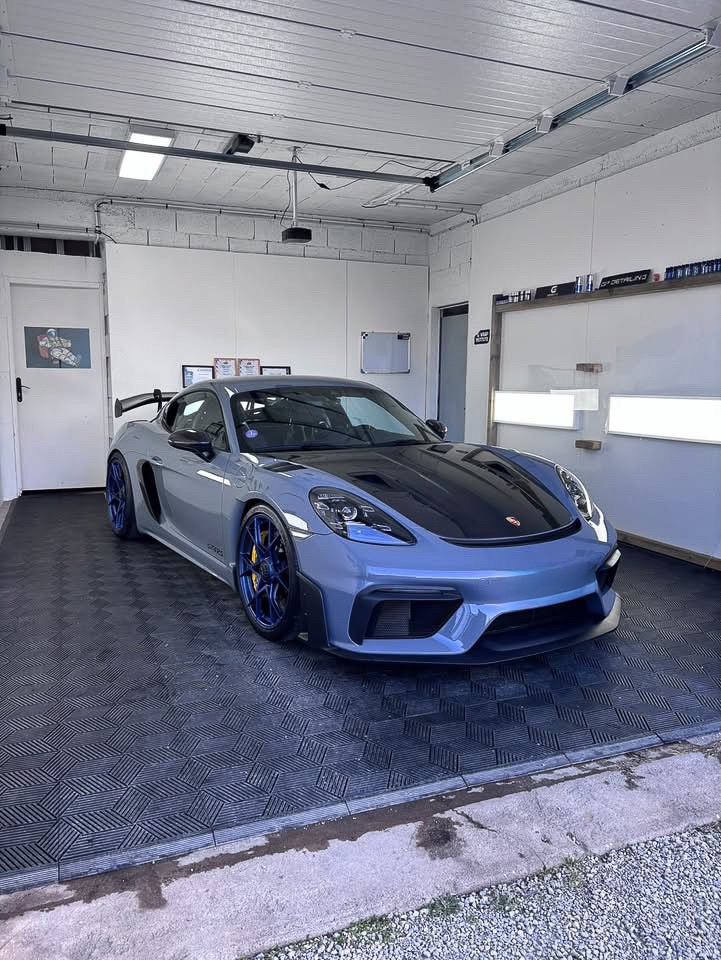 Porsche 718 Cayman GT4 RS grise préparée par GP Detailing