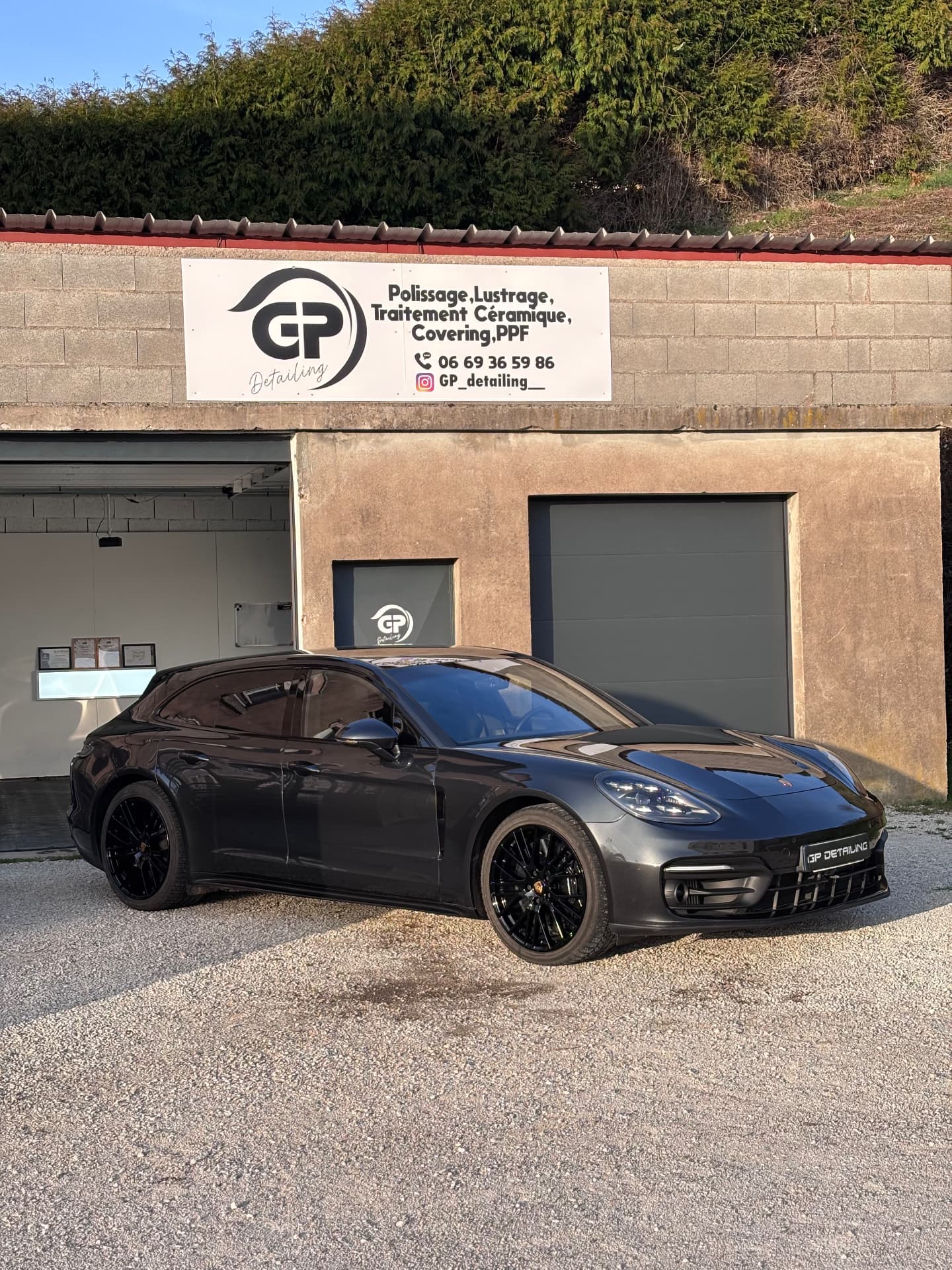 Porsche Panamera Sport Turismo devant l'atelier GP Detailing
