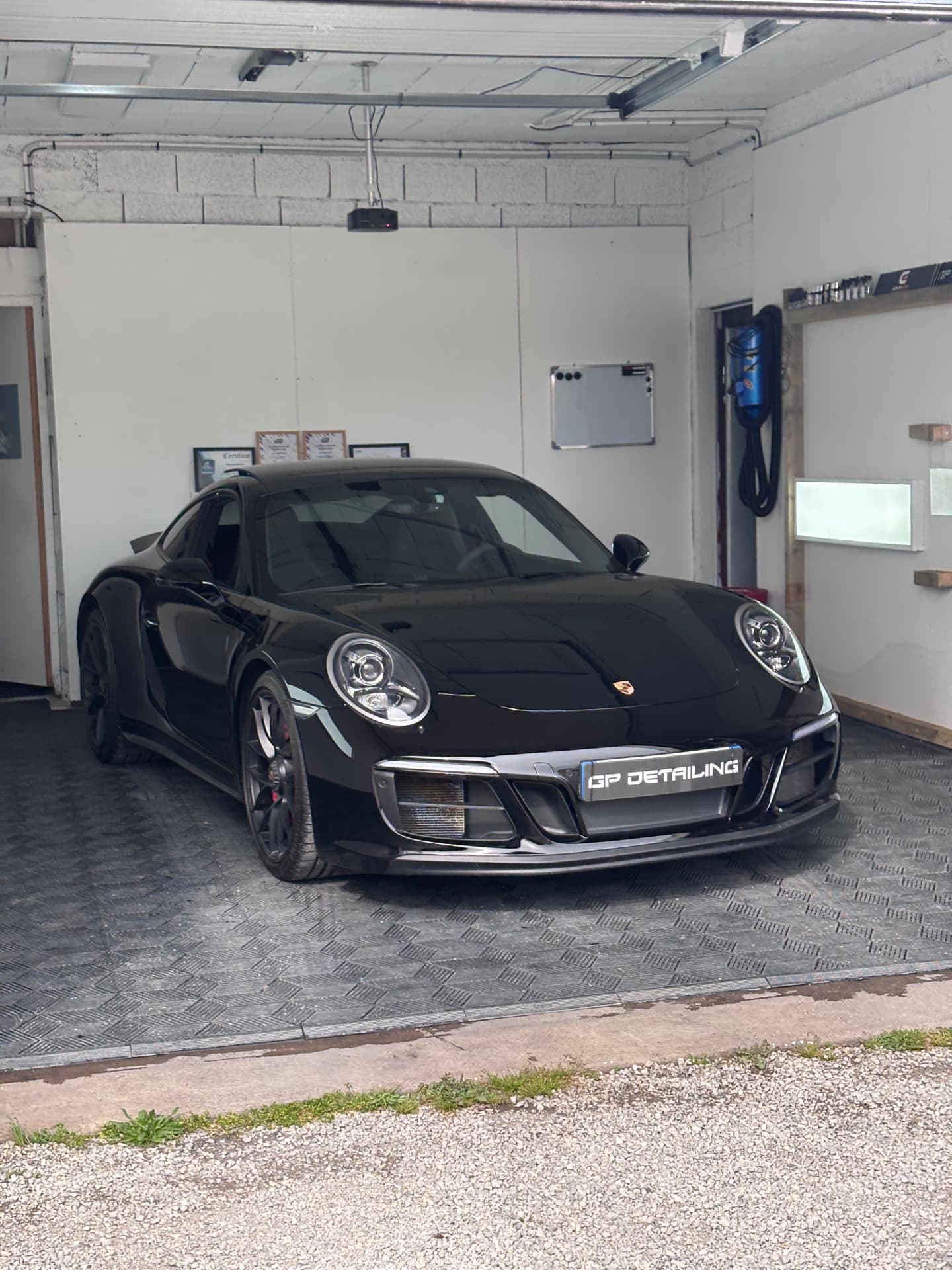 Porsche 911 GTS noire après polissage et protection