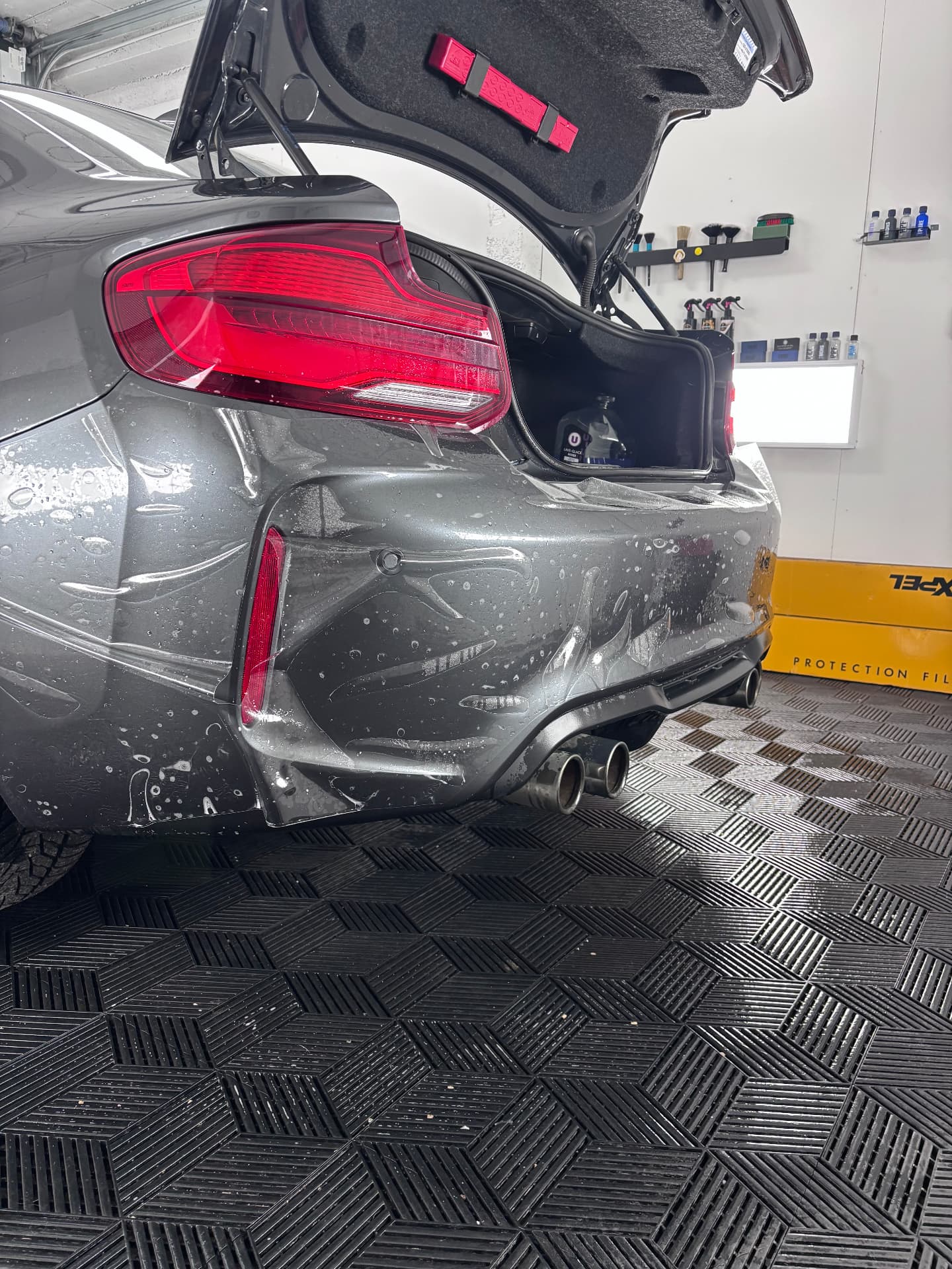 Pose de film de protection PPF XPEL sur le bouclier arrière d'une BMW M2