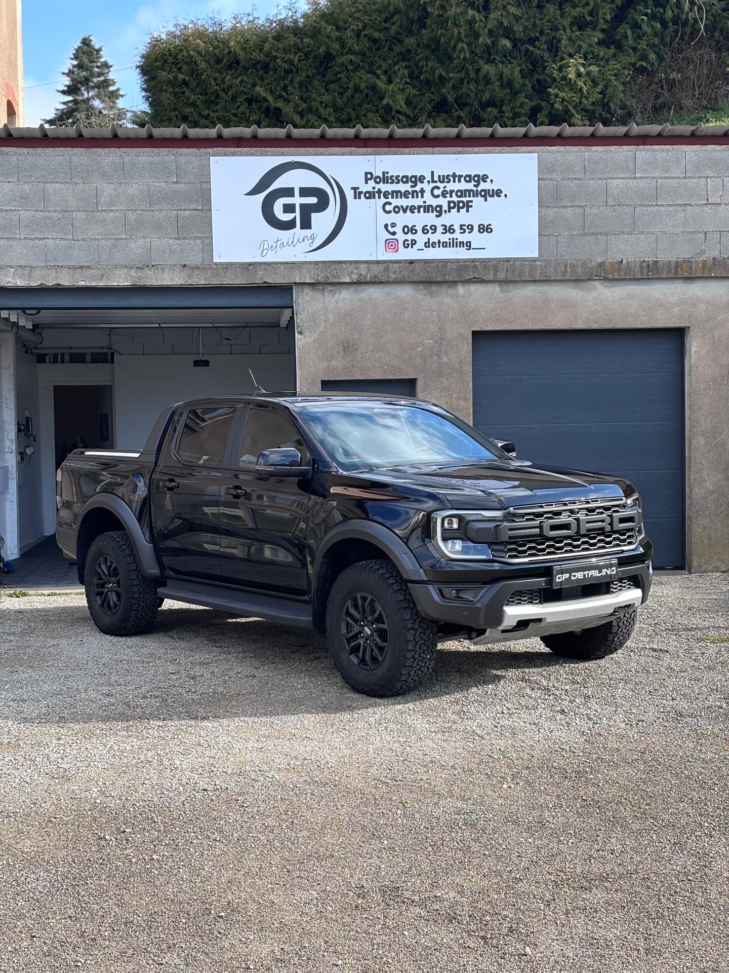 Ford Ranger Raptor noir devant l'atelier GP Detailing