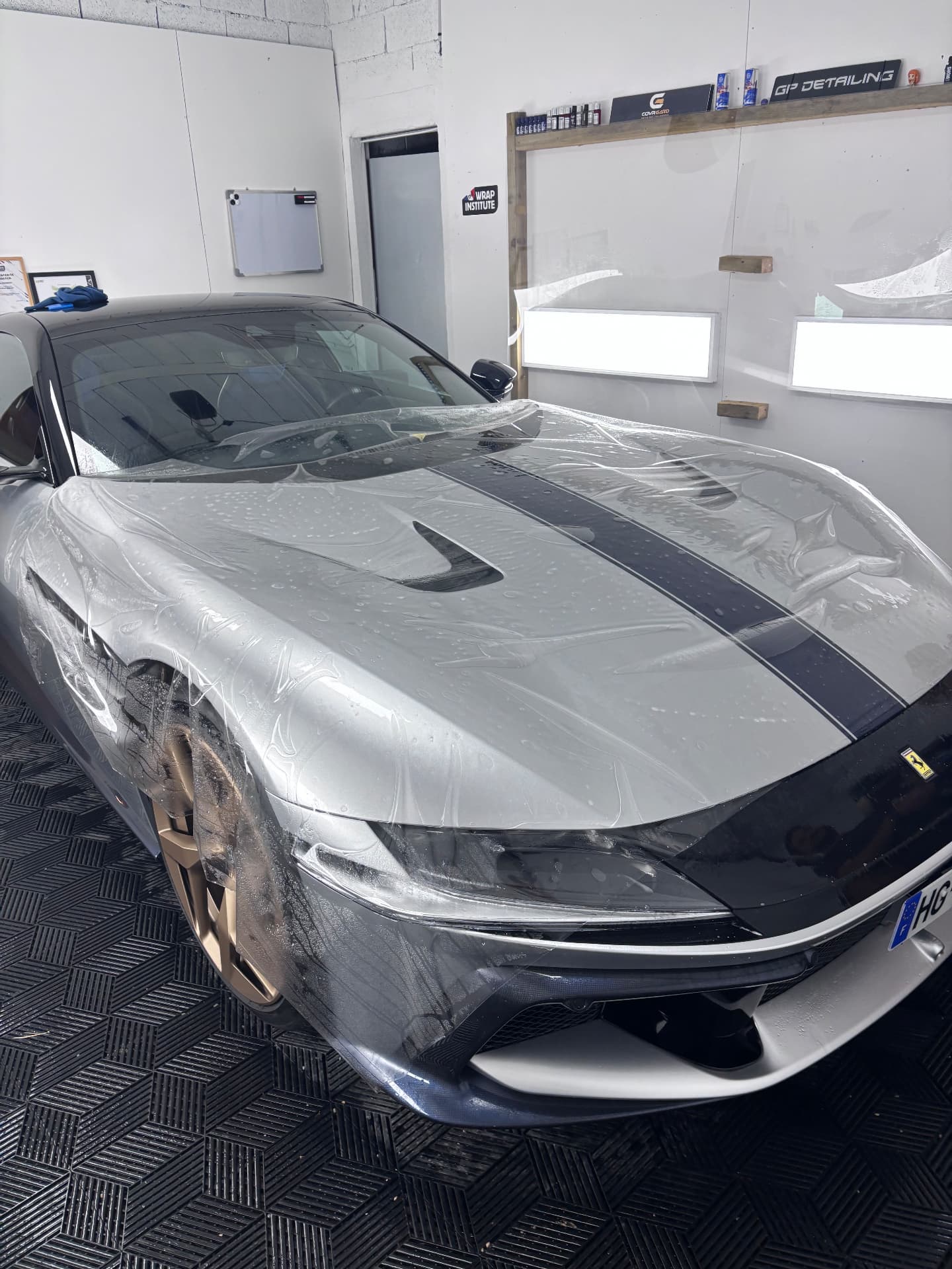 Pose de PPF sur une Ferrari 12Cilindri dans l'atelier GP Detailing