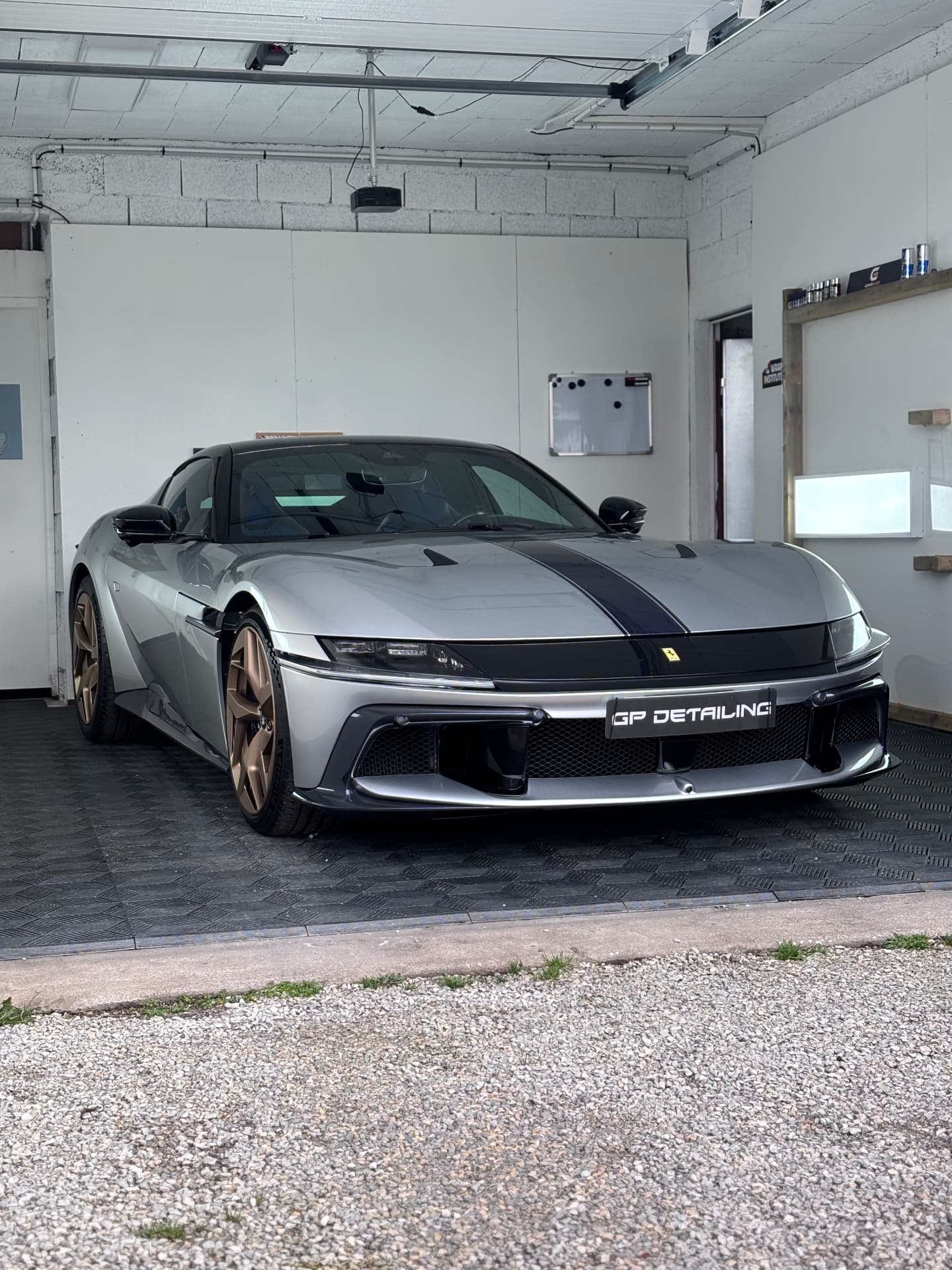 Intérieur de l'atelier GP Detailing avec une Ferrari 12Cilindri