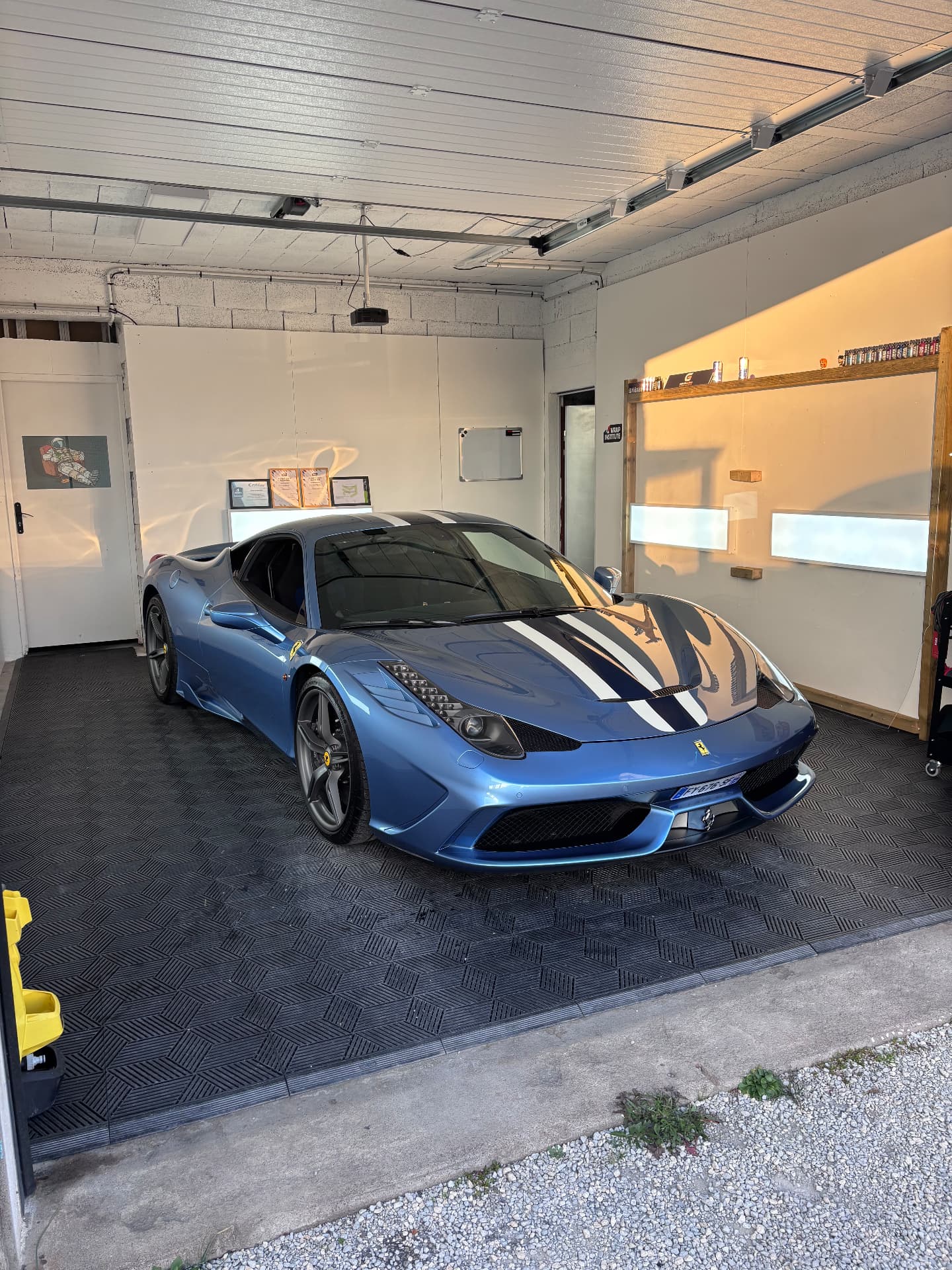 Ferrari 458 Speciale bleue dans l'atelier GP Detailing