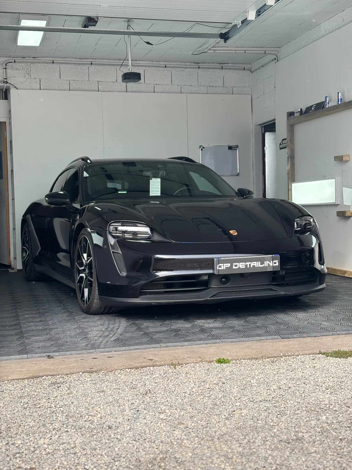 Pose de PPF XPEL sur une Porsche Taycan Sport Turismo par GP Detailing