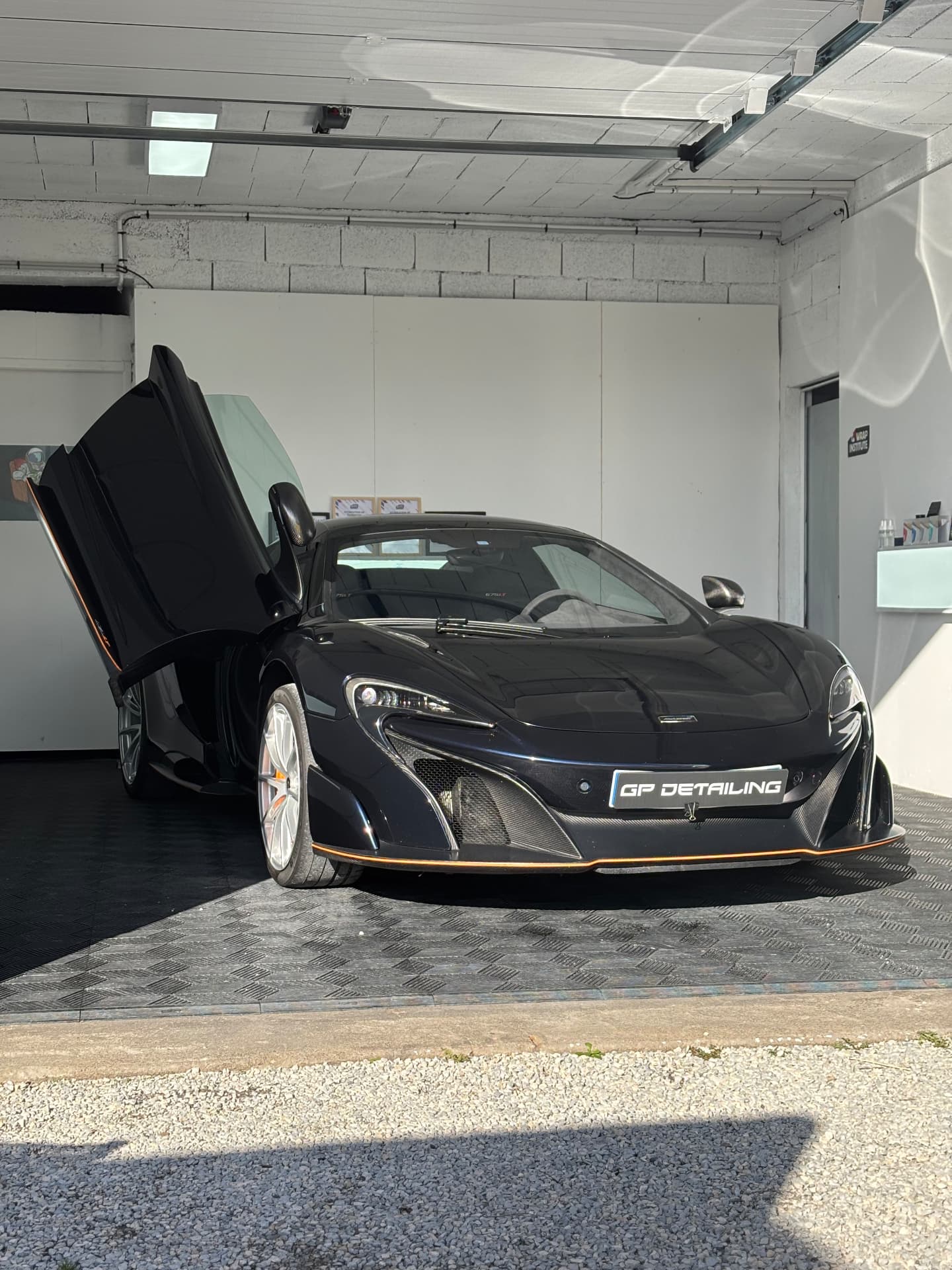 Polissage et lustrage d'une McLaren 675LT par GP Detailing en Haute-Saône