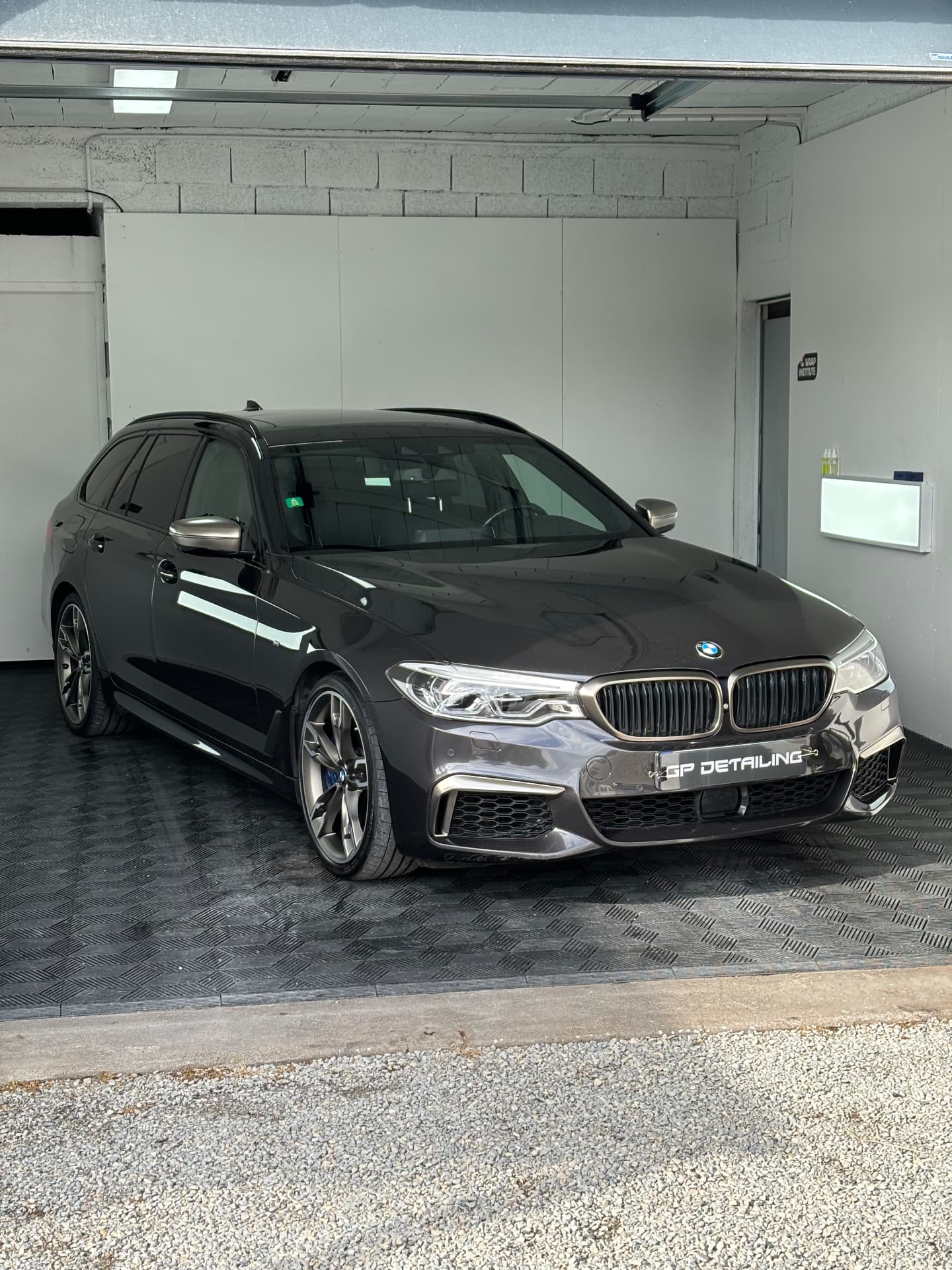 Detailing intérieur et extérieur d'une BMW M550d dans l'atelier GP Detailing à Loulans-Verchamp