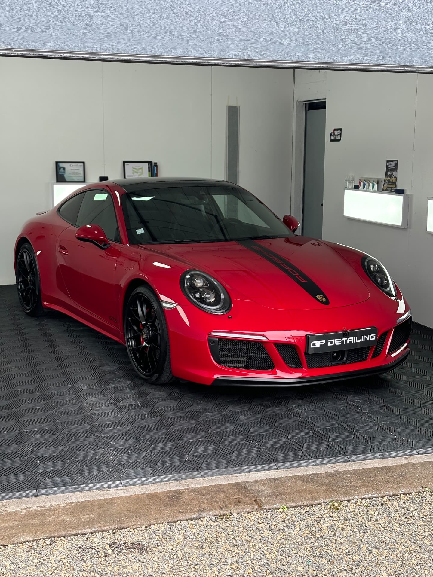 Porsche 911 Carrera GTS rouge après préparation esthétique